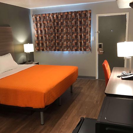 Super 8 By Wyndham Sonora Motel Екстериор снимка