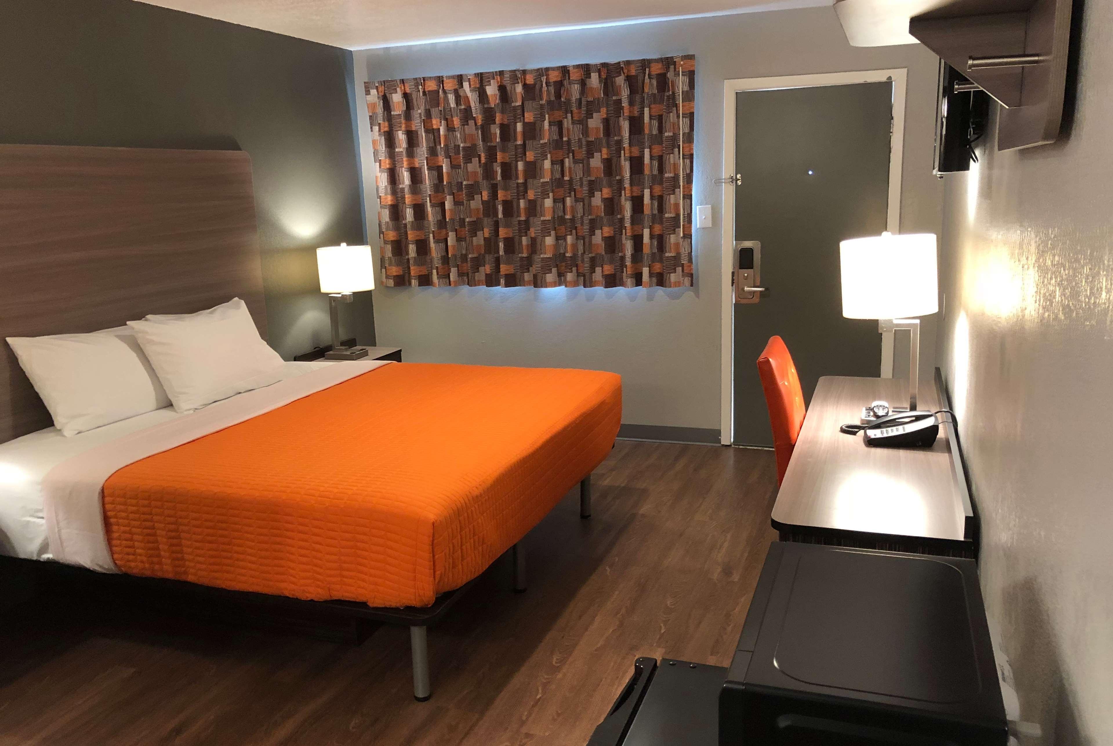 Super 8 By Wyndham Sonora Motel Екстериор снимка