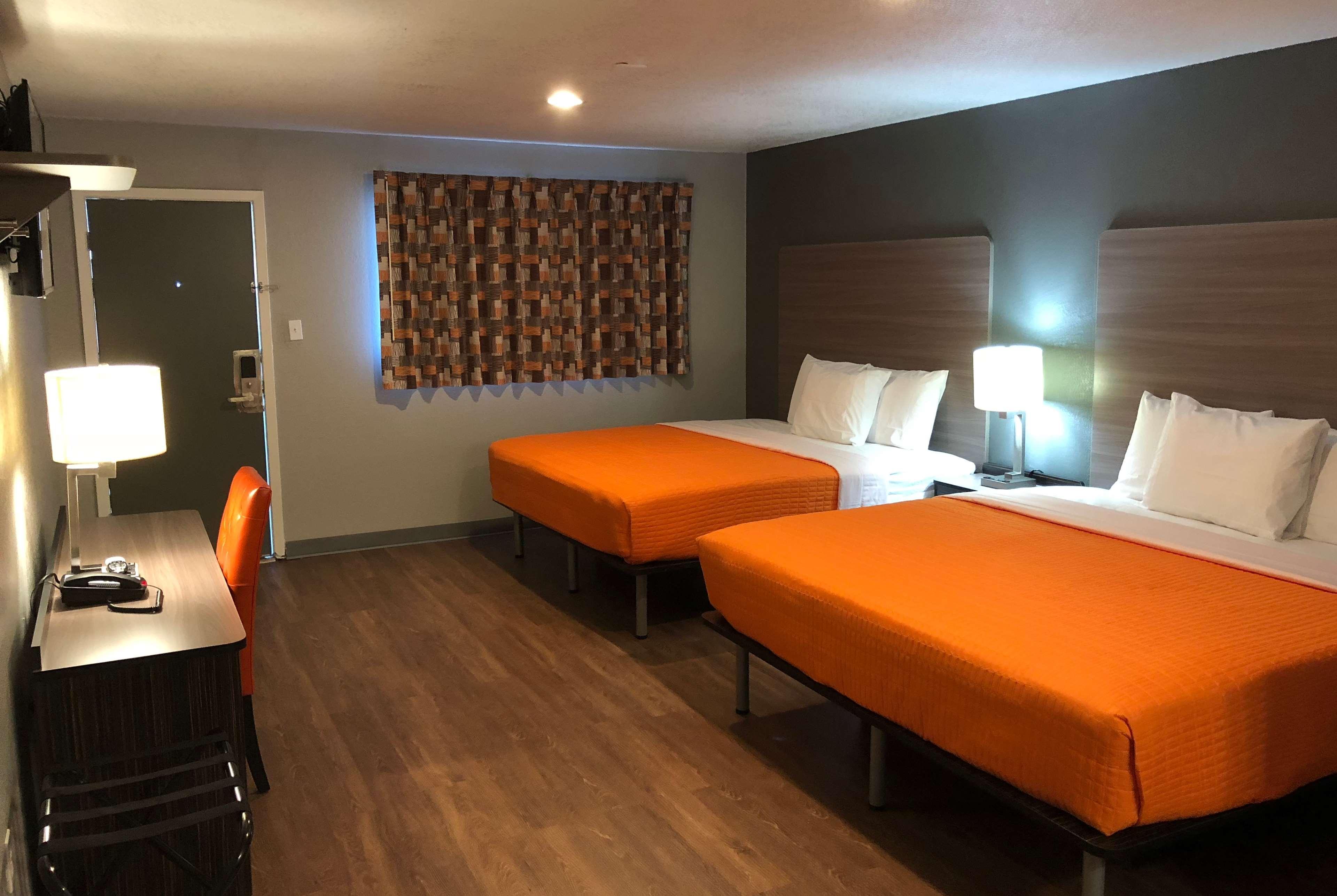 Super 8 By Wyndham Sonora Motel Екстериор снимка