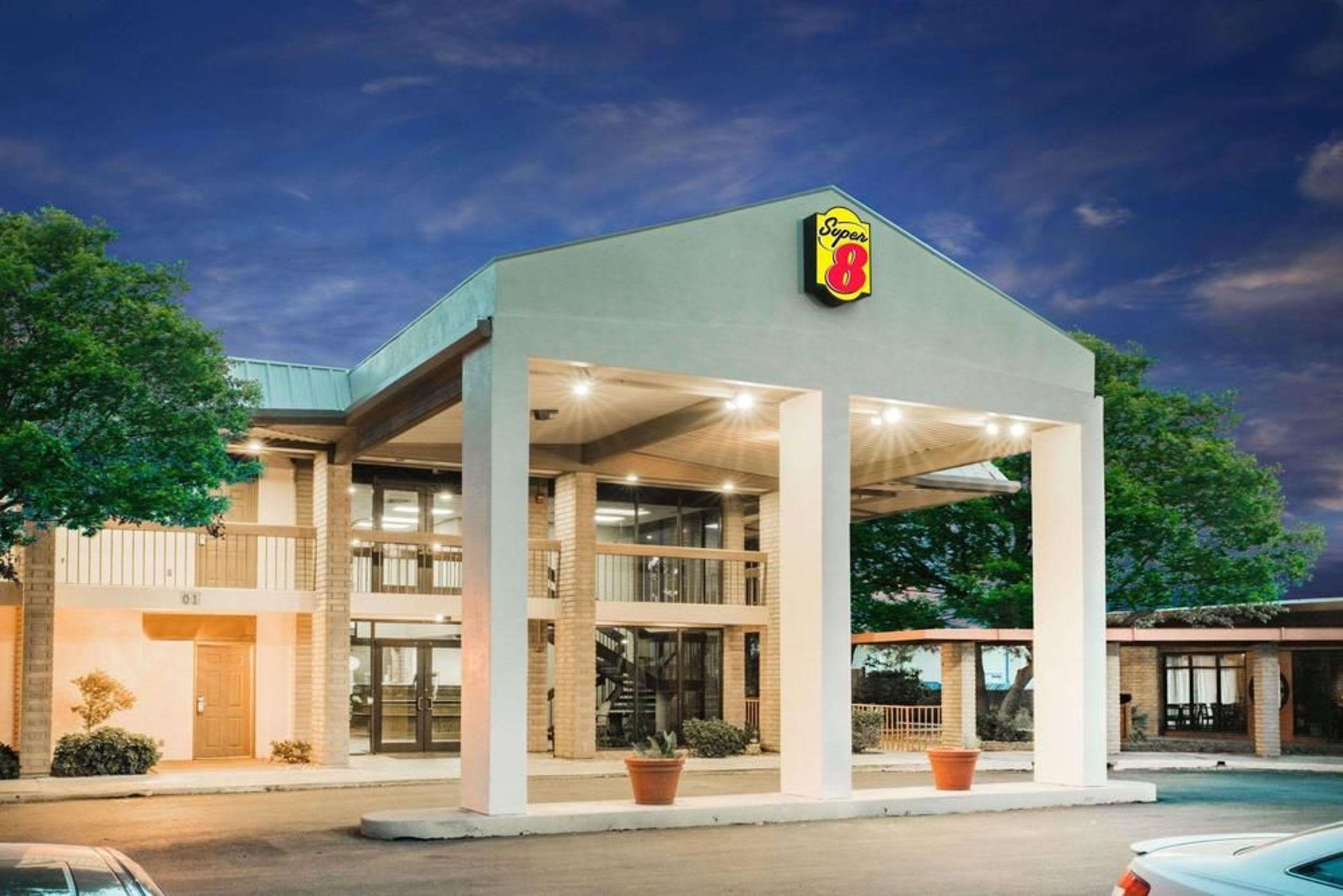 Super 8 By Wyndham Sonora Motel Екстериор снимка