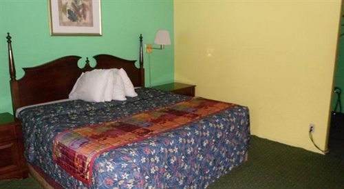 Super 8 By Wyndham Sonora Motel Екстериор снимка