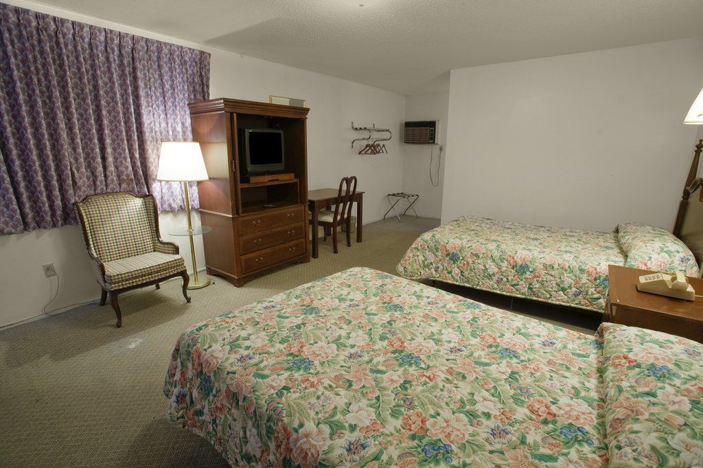 Super 8 By Wyndham Sonora Motel Екстериор снимка