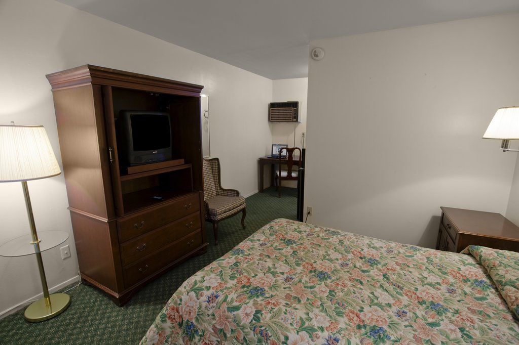 Super 8 By Wyndham Sonora Motel Екстериор снимка