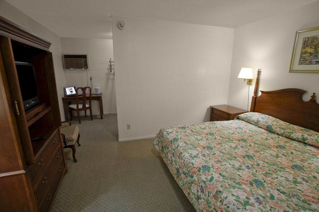 Super 8 By Wyndham Sonora Motel Екстериор снимка