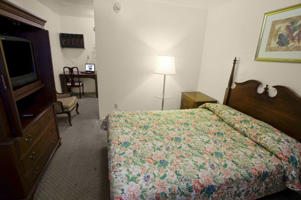 Super 8 By Wyndham Sonora Motel Екстериор снимка